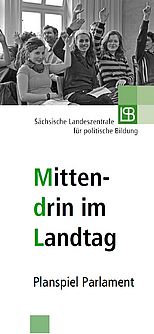 Cover eines Infoflyers zum Planspiel, bei Klick öffnet sich PDF (Flyer). Auf dem Cover steht: "Sächsische Landeszentrale für politische Bildung. Mittendrin im Landtag. Planspiel Parlament."