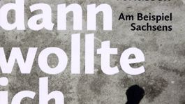 Cover und dann wollte ich raus Zu sehen ist ein Buchcover mit dem Titel "Und dann wollte ich raus". Der Untertitel lautet "Extreme politische Szenen verlassen, Am Beispiel Sachsens". Die Autorin ist Insa van den Berg. Im unteren Bereich des Covers befinden sich das Logo der "Sächsischen Landeszentrale für politische Bildung" sowie das Logo des Verlags "Bertelsmann Stiftung". Das Cover zeigt einen Schattenriss einer Person, die zu gehen scheint, auf einem Hintergrund, der an eine Betonwand erinnert, mit weißer und orangefarbener Schrift. Bei Klick vergrößert sich das Bild.