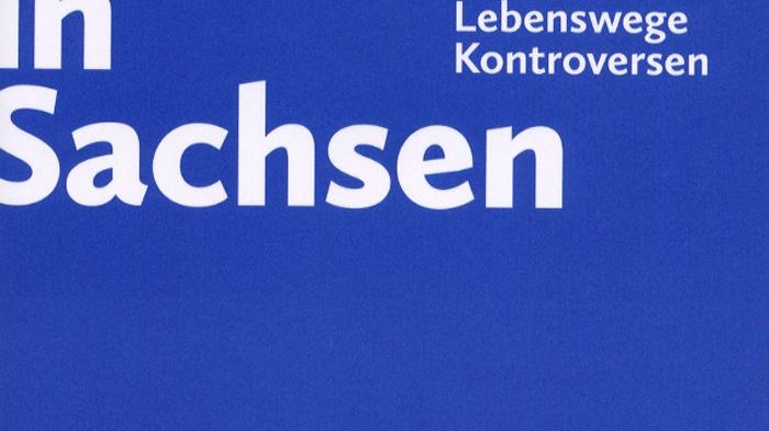 Cover Flüchtlinge in Sachsen Zu sehen ist ein Buchcover mit dem Titel "Flüchtlinge in Sachsen". Darunter stehen die Worte "Fakten Lebenswege Kontroversen". Der Herausgeber ist Olaf Kittel. Im unteren Bereich des Covers befindet sich das Logo der "Sächsischen Landeszentrale für politische Bildung". Das Cover ist in einem einheitlichen Blauton gehalten mit weißer Schrift für den Titel und die Zusatzinformationen. Bei Klick vergrößert sich das Bild.