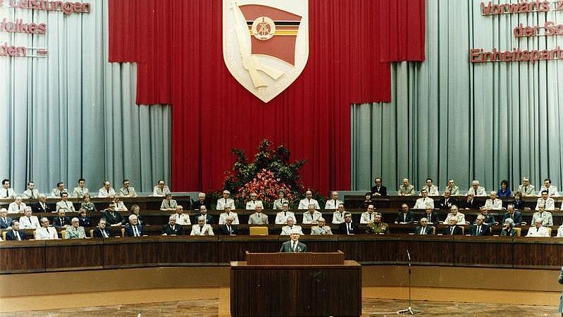 Kampfmeeting im Palast der Republik zum 35. Jahrestag der Bildung des Ministeriums für Staatssicherheit, es spricht Erich Honecker, 6. Februar 1985, Foto: Klaus Franke, Bundesarchiv Bild 183-1985-0206-422, Wikimedia Commons Verlinkung zu Die Ausgangssituation
