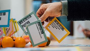 Symbolbild Bildung Bei Klick Weiterleitung auf Unterseite "Schule im Dialog Sachsen".