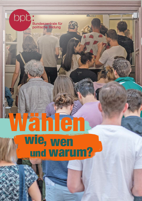 Wählen Wie und Warum Cover Coverbild einer Publikation der Bundeszentrale für politische Bildung mit dem Titel 'Wählen – wie, wen und warum?'. Das Foto zeigt eine Gruppe von Menschen unterschiedlichen Alters und mit unterschiedlicher Kleidung, die in eine Wahlkabine gehen. Der Fokus liegt auf dem Rücken der Wähler, die eine offene Tür betreten. Über dem Bild ist das Logo der Bundeszentrale für politische Bildung in weiß auf einem roten Hintergrund platziert. Der Titel der Publikation ist in großen, weißen Buchstaben über einen breiten, orangefarbenen Pinselstrich geschrieben, der sich im unteren Drittel des Bildes befindet. Bei Klick Download als PDF.