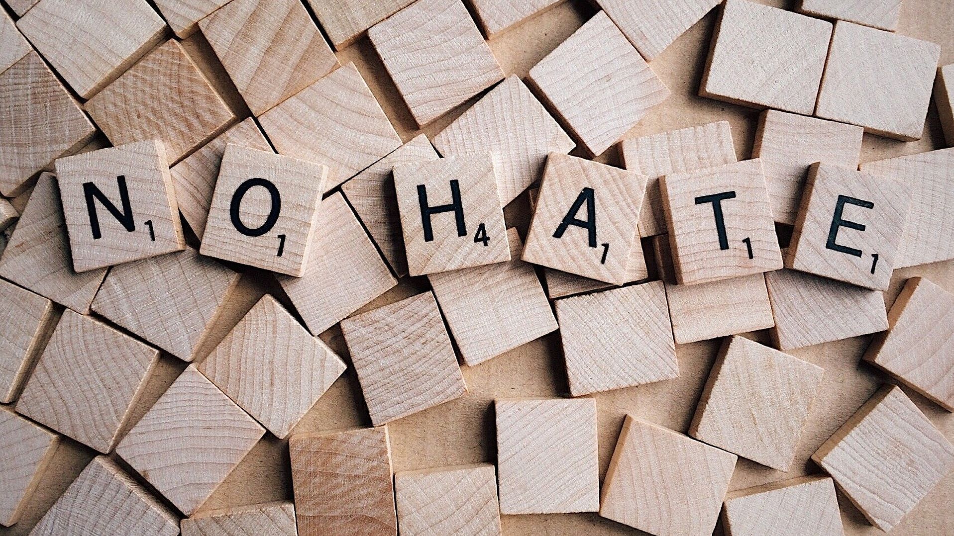 Aus Spielsteinen sind die Worte "no hate" gelegt.