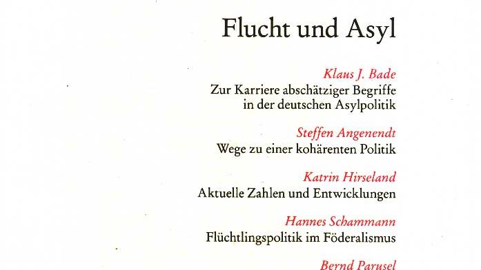 Cover Apuz Flucht und Asyl Zu sehen ist ein Inhaltsverzeichnis oder Titelblatt der Publikation "APuZ - Aus Politik und Zeitgeschichte", 25/2015 vom 15. Juni 2015. Das Thema der Ausgabe ist "Flucht und Asyl". Verschiedene Artikel und ihre Autoren sind aufgelistet, darunter "Zur Karriere abgeschätziger Begriffe in der deutschen Asylpolitik" von Klaus J. Bade, "Wege zu einer kohärenten Politik" von Steffen Angenendt und weitere Beiträge, die sich mit Themen wie der aktuellen Flüchtlingspolitik, unbegleiteten minderjährigen Flüchtlingen, Fluchtlinien und Migrantenschmuggel, sowie den europäischen Außengrenzen beschäftigen. Unten auf der Seite ist das Logo der Bundeszentrale für politische Bildung (bpb) zu erkennen, und es wird darauf hingewiesen, dass es sich um eine Beilage zur Wochenzeitung "Das Parlament" handelt. Bei Klick vergrößert sich das Bild.