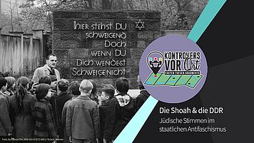 Schwarz-Weiß-Bild einer Schulklasse vor einem Holocaust-Denkmal auf dem jüdischen Friedhof in Berlin.