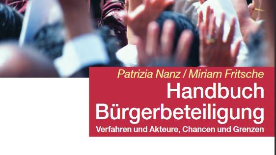 Cover Handbuch Bürgerbeteiligung Buchcover mit dem Titel "Handbuch Bürgerbeteiligung. Verfahren und Akteure, Chancen und Grenzen." Von Patrizia Nanz und Miriam Firtsche, erschienen bei der Bundeszentrale für politische Bildung. Bei Klick vergrößert sich das Bild.