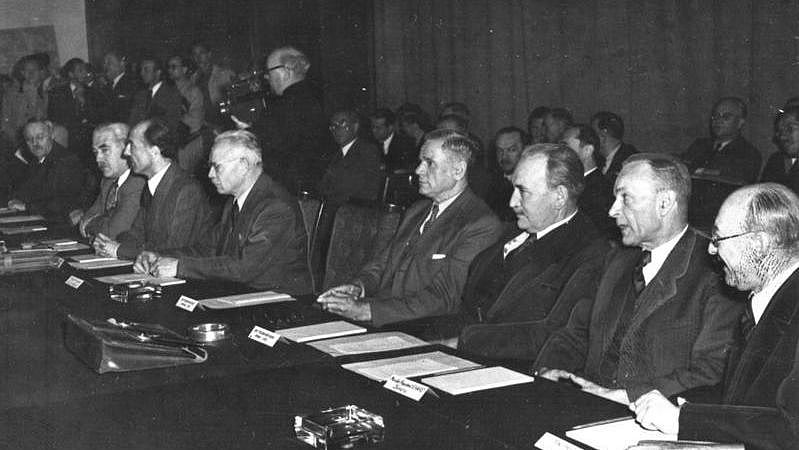 Teilnehmer der Frankfurter Konferenz am 1.7.1948 Im Hauptquartier der amerikanischen Besatzungstruppen in Frankfurt/Main, Bundesarchiv Bild 183-H26569, Wikimedia Commons Verlinkung zu Frankfurter Dokumente