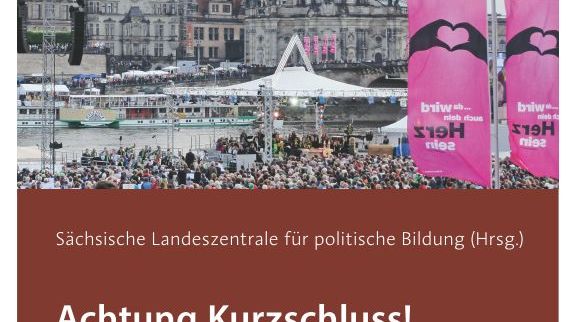 Achtung Kurzschluss Cover Buchcover mit folgender Aufschrift: "Achtung Kurzschluss! Religion und Politik", herausgegeben von der Sächsischen Landeszentrale für politische Bildung. Bei Klick vergrößert sich das Bild.