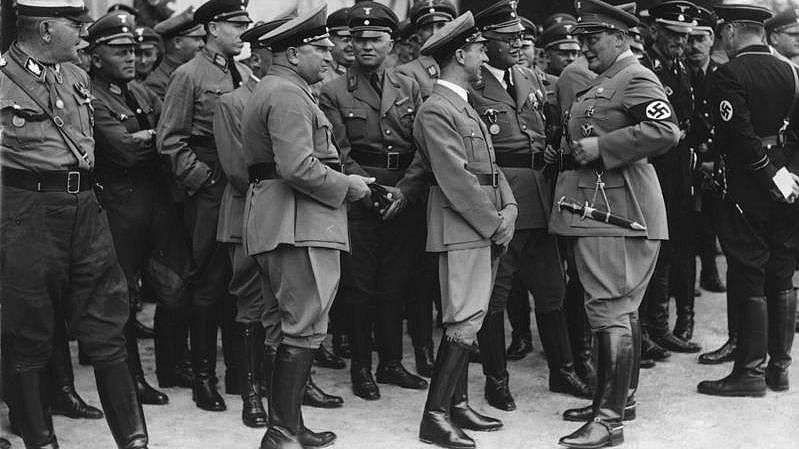 Reichsparteitag 1936 in Erwartung des Führers. Reichsstatthalter Mutschmann (mit Händen vor dem Bauch), zwischen Reichsorganisationsleiter Ley und Reichsminister Goebbels, Bundesarchiv Bild 183-1985-1205-502, Wikimedia commons Verlinkung zu Wirtschaftskrise und Aufstieg der NSDAP (1933 bis 1935)