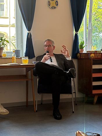 Dr. Sebastian Liebold, Referent International bei der IHK Chemnitz, bringt die Perspektive der regionalen Wirtschaft in die Diskussion ein.
