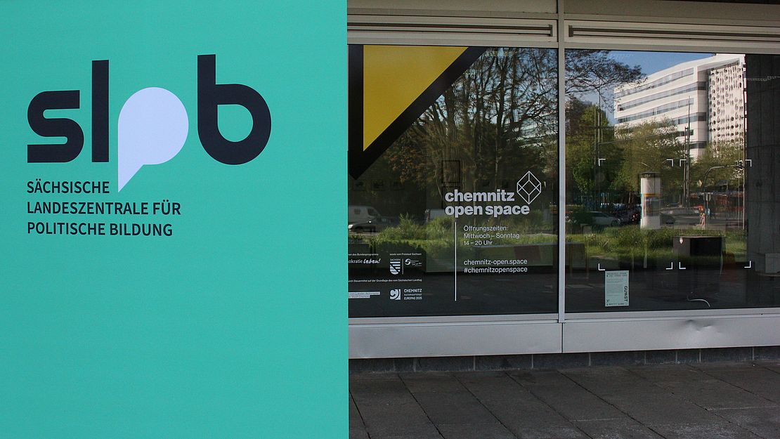 Roll Up der SLpB steht vor der Glasfassade des Open Space in Chemnitz