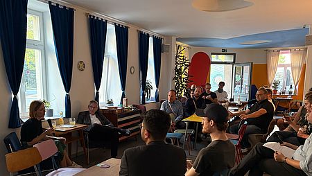 Anna Cavazzini und Dr. Sebastian Liebold in der Einstiegsdiskussion zu Handel, wirtschaftlichen Abhängigkeiten und Europas Handlungsfähigkeit.