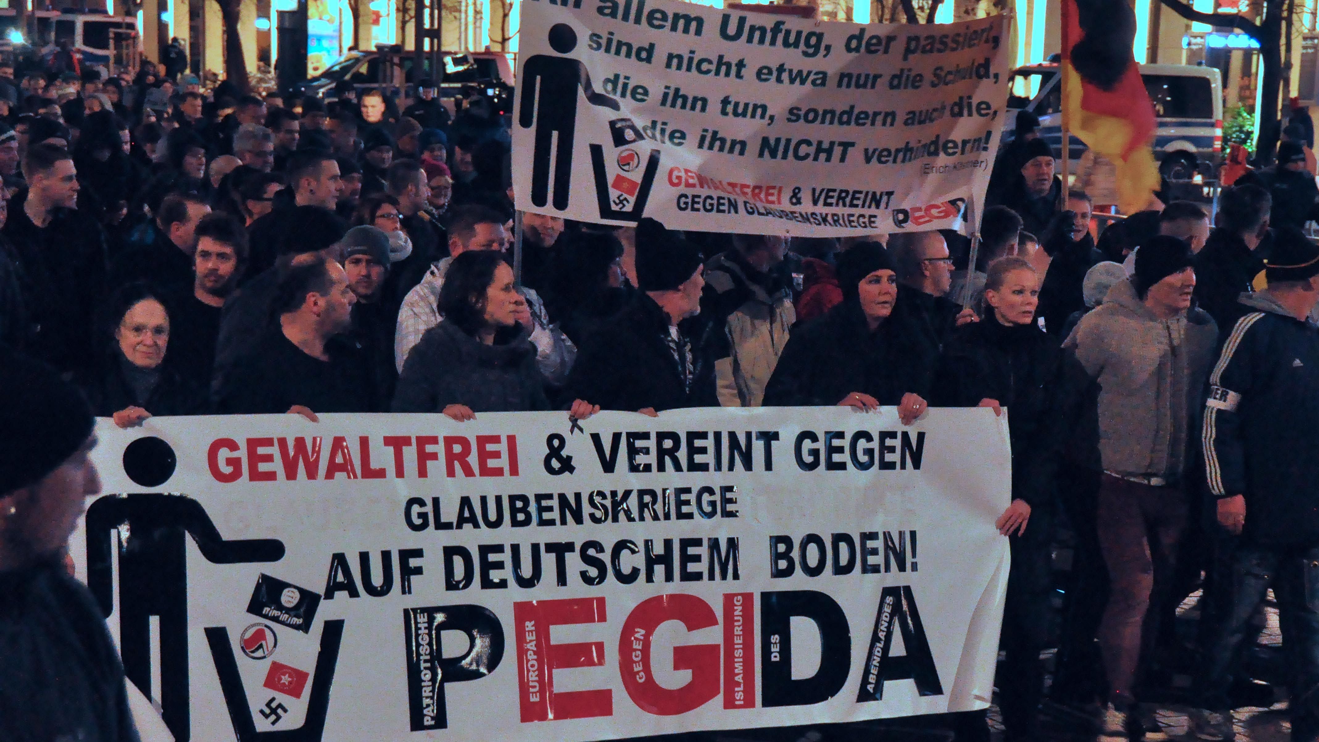 2015-01-12 Pegida Aufzug Dresden Verlinkung zu Politische Kultur