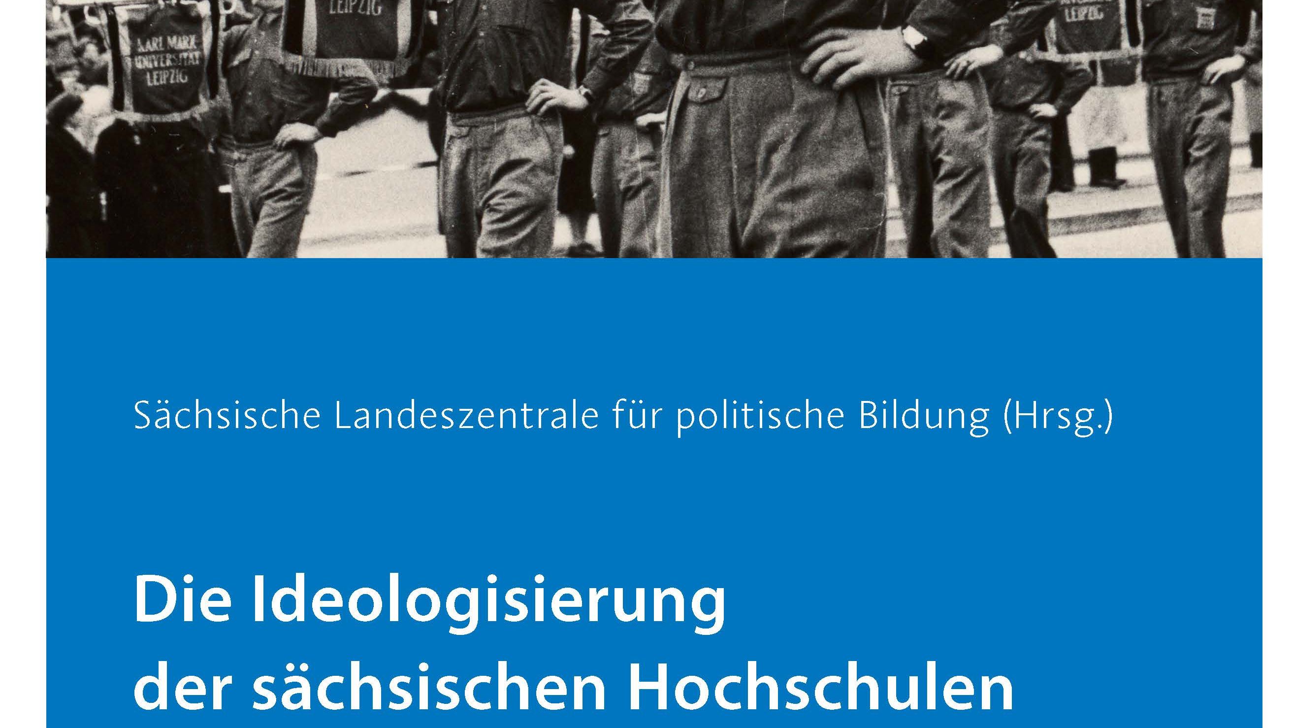 Ideologisierung Cover Titelbild des Buches 'Die Ideologisierung der sächsischen Hochschulen von 1945 bis 1990', herausgegeben von der Sächsischen Landeszentrale für politische Bildung. Das Schwarz-Weiß-Cover zeigt ein historisches Foto einer Parade mit einem Mann im Vordergrund, der eine Fahne der 'Karl Marx Universität Leipzig' hochhält. Er trägt eine Uniform und steht entschlossen da, während im Hintergrund weitere uniformierte Personen und Gebäude zu sehen sind. Unterhalb des Fotos befindet sich der Titel des Buches auf einem blauen Hintergrund mit dem Logo der Sächsischen Landeszentrale für politische Bildung am unteren Rand. Bei Klick vergrößert sich das Bild.