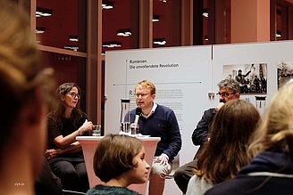 Prof. Dr. Tim Buchen bei der Ausstellungseröffnung im Dresdner Kulturpalast am 8. November 2019 - Das Bild öffnet sich bei Klick vergrößert.