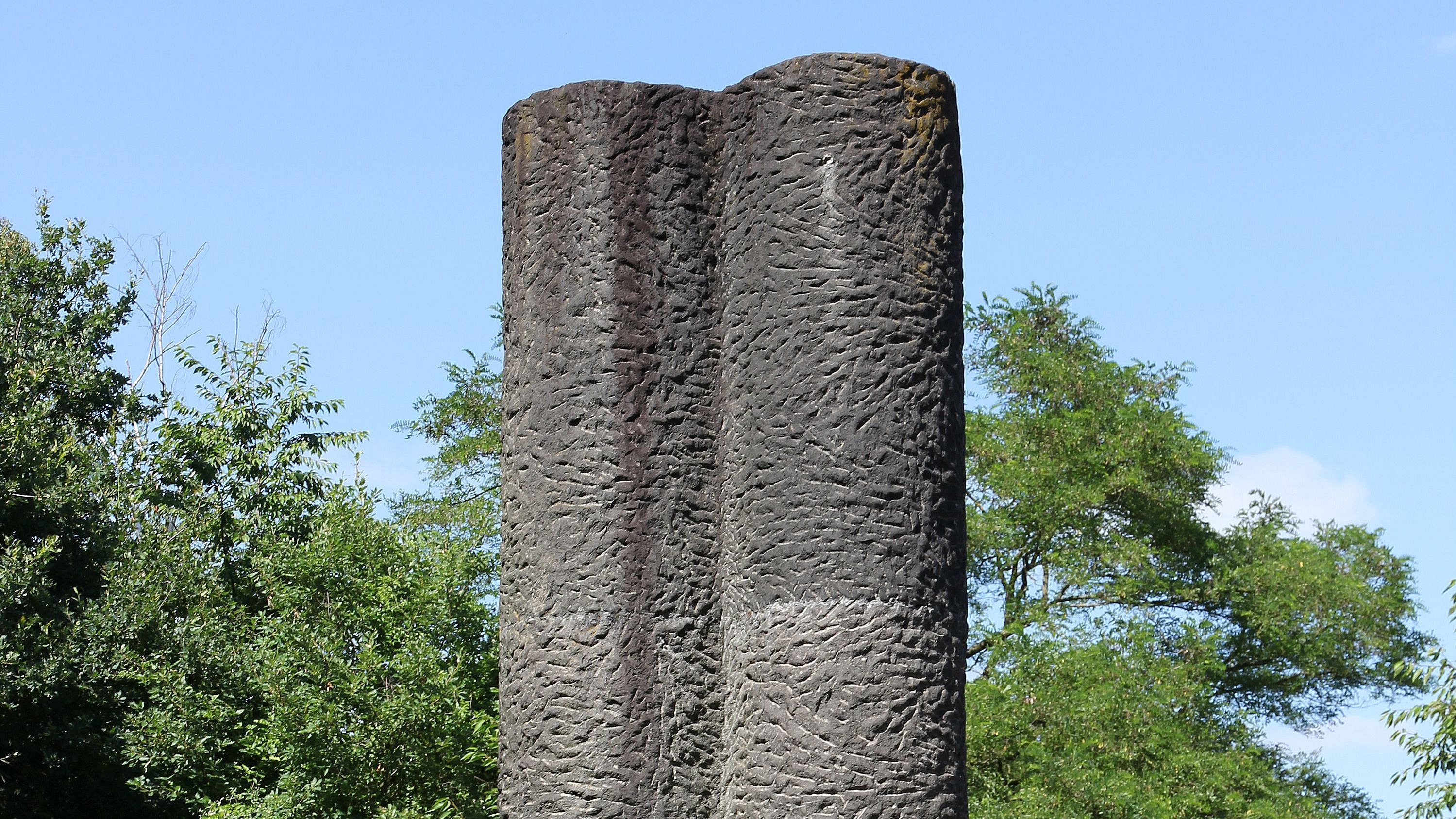 Rittersturz-Denkmal Koblenz, eine sechs Meter hohe Basaltsäule, die in ihrer Dreibündelung die Säulen des demokratischen Staatswesens darstellt – Legislative, Exekutive und Judikative, Foto: Holger Weinandt, Wikimedia Commons Verlinkung zu Rittersturz-Konferenz