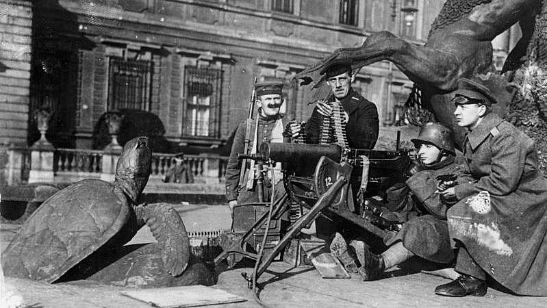 Revolution 1918 in Berlin, Maschinengewehrposten am Schloss-Brunnen, Bundesarchiv Bild 146-2007-0005, wikimedia commons, gemeinfrei Verlinkung zu Kapitulation und Reform des politischen Systems