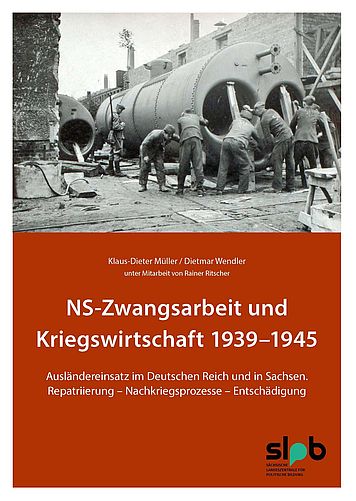 1 58 Cover Ns Zwangsarbeit Cover des Buches: NS-Zwangsarbeit und Kriegswirtschaft 1939-1945. Ausländereinsatz im Deutschen Reich und in Sachsen. Repatriierung - Nachkriegsprozesse - Entschädigung, Abgebildet sind Menschen, die unter Aufsicht bzw. Zwang bewaffneter Wachen in einer industriellen Umgebung arbeiten. Ein Klick auf das Bild öffnet den Webshop, wo die Publikation bestellt werden kann.
