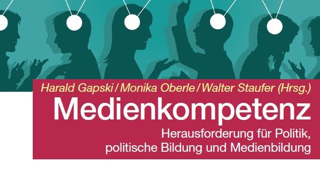 Medienkompetenz Cover Buchcover mit der Aufschrift "Medienkompetenz. Herausforderung für Politik, politische Bildung und Medienbildung." Herausgegeben von Harald Gapski, Monika Oberle und Walter Staufer. Erschienen bei der Bundeszentrale für politische Bildung. Bei Klick vergrößert sich das Bild.