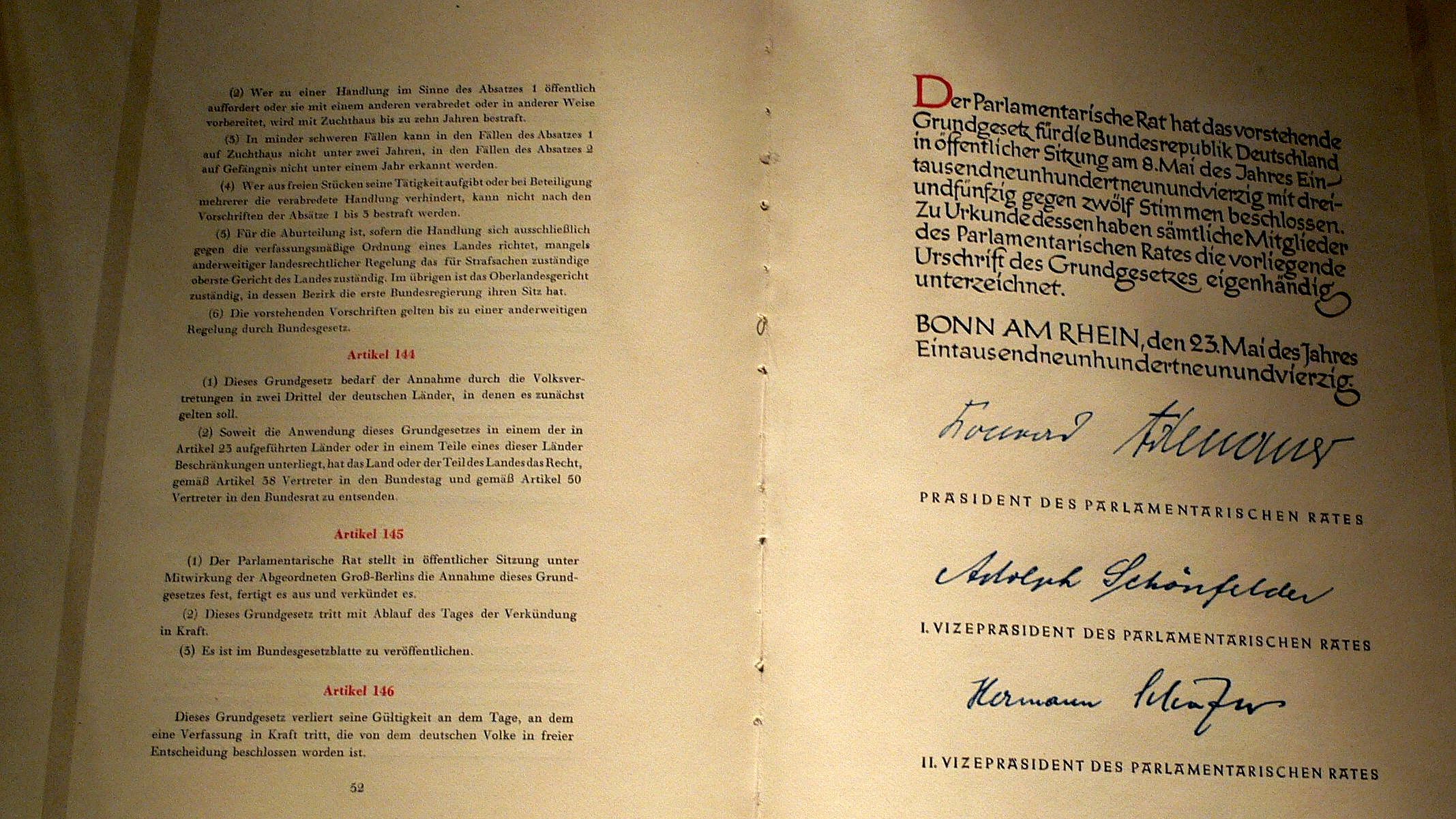 Beurkundungsseite der Verfassungsurkunde, Foto: Andreas Praefcke, gemeinfrei, Wikimedia Commons Verlinkung zu Grundgesetz und Gründung der Bundesrepublik