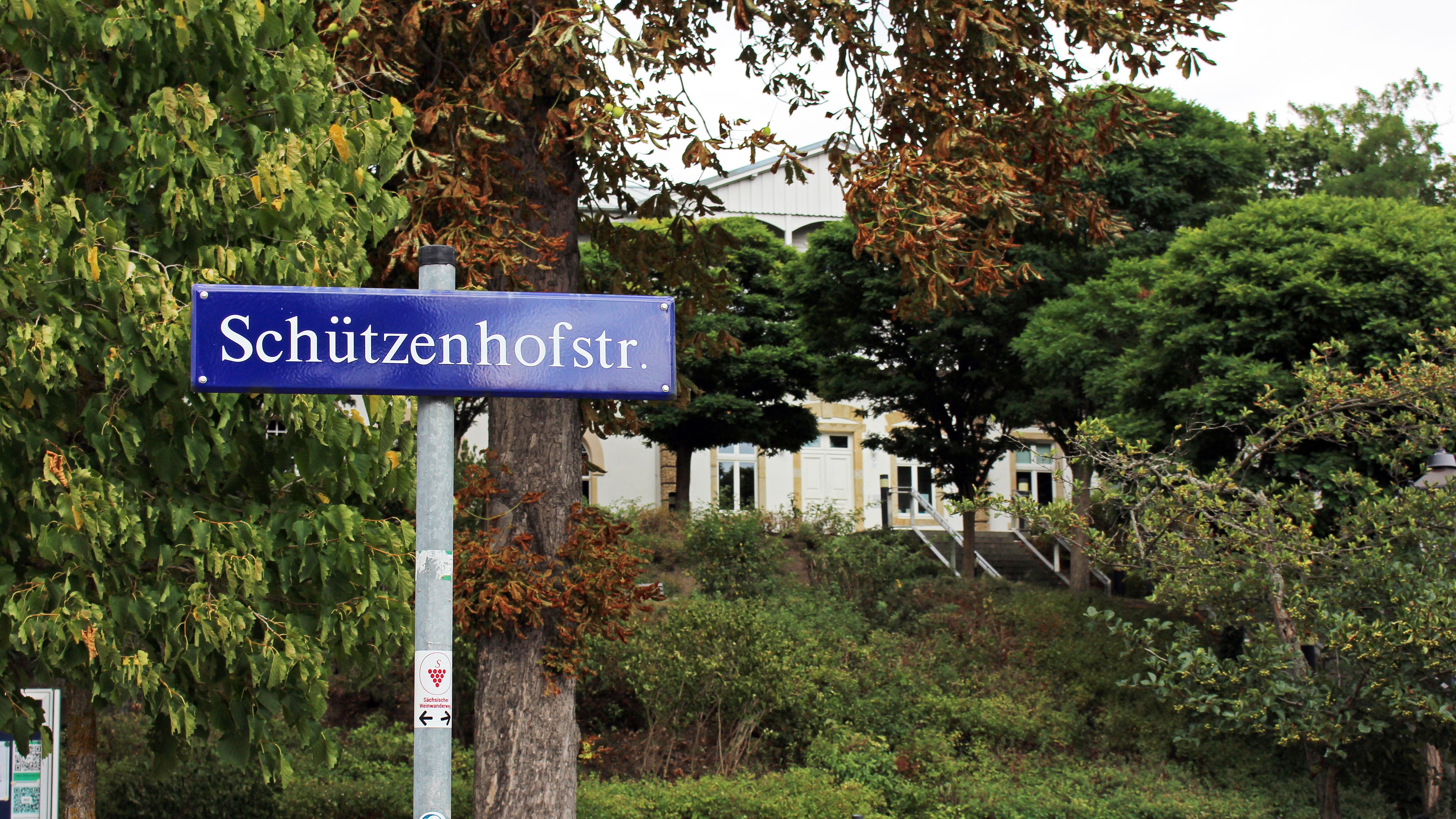 Verlinkung zu Kontakt und Öffnungszeiten