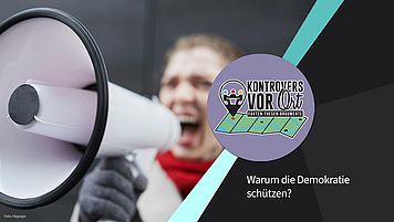Eine junge Frau schreit in ein Megafon.