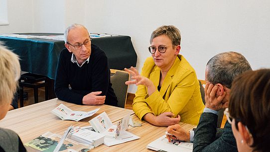 Symbolbild Schule im Dialog Bei Klick Weiterleitung auf Unterartikel "Schule im Dialog Sachsen".