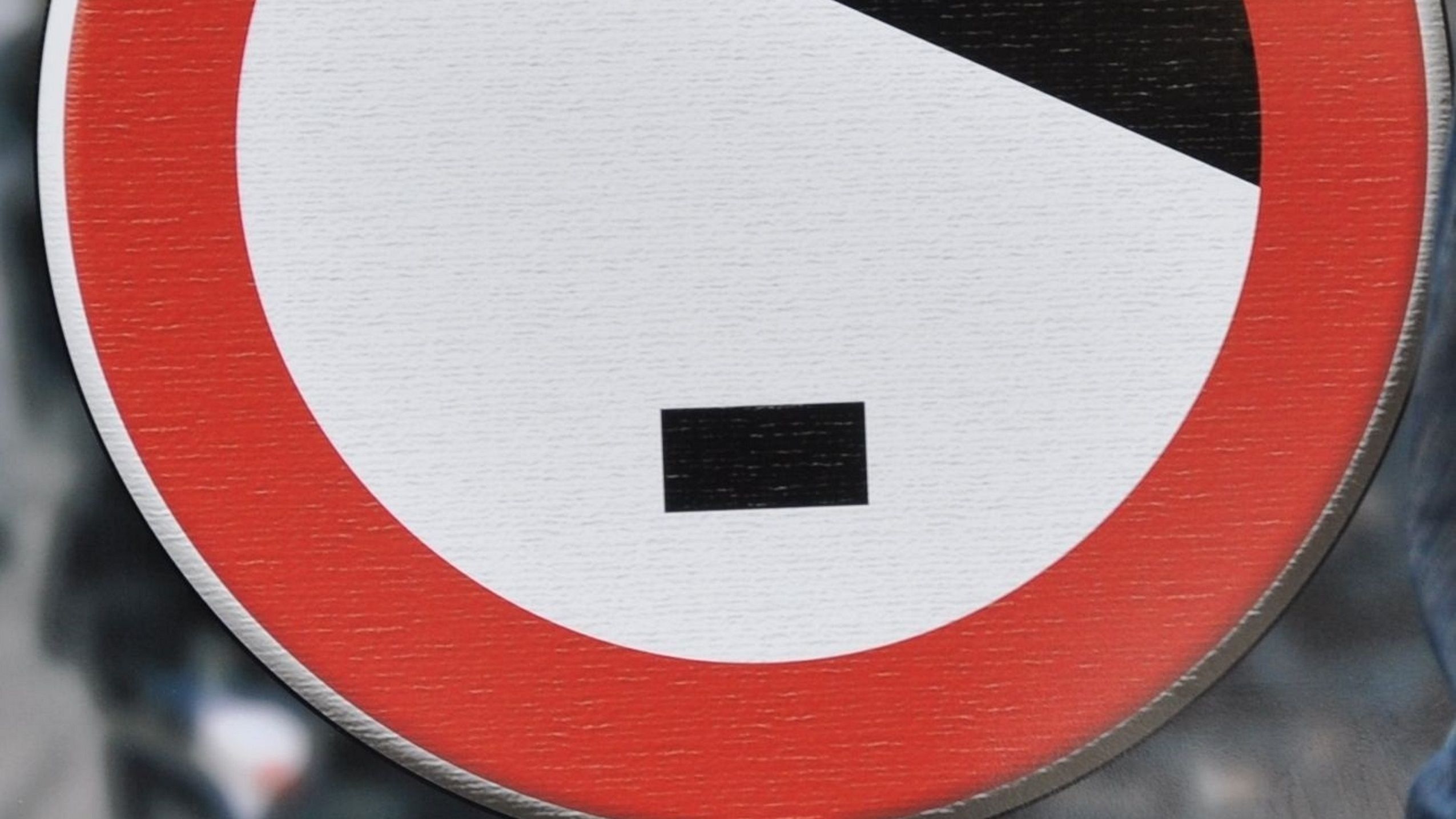 Graefe Rechtsterrorismus Cover Titelseite der Publikation mit dem Titel 'Ein halbes Jahrhundert Rechtsterrorismus in der Bundesrepublik Deutschland 1969 bis 2018' von Sebastian Gräfe. Das Cover zeigt ein modifiziertes Verkehrsschild, das für 'Einfahrt verboten' steht. Es besteht aus einem roten Kreis mit weißem Inneren, in dem sich eine diagonale schwarze Fläche befindet, die von einem dünneren weißen Streifen durchschnitten wird, sodass es ein stilisiertes Piktogramm von Adolf Hitler ergibt. Bei Klick vergrößert sich das Bild.