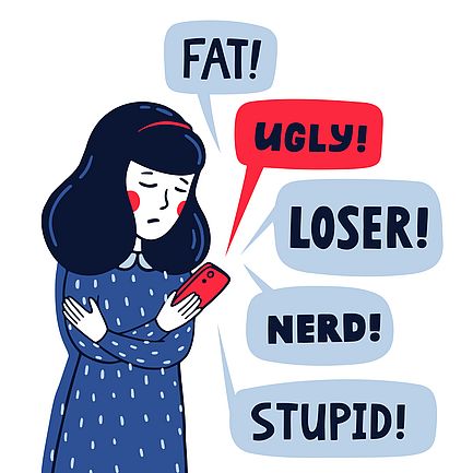 Symbolbild Cybermobbing Eine junge Frau schaut auf ihr Smartphone, aus dem sich Sprechblasen mit "FAT!", "UGLY!", "LOSER!", "NERD!", "STUPID!" bilden.