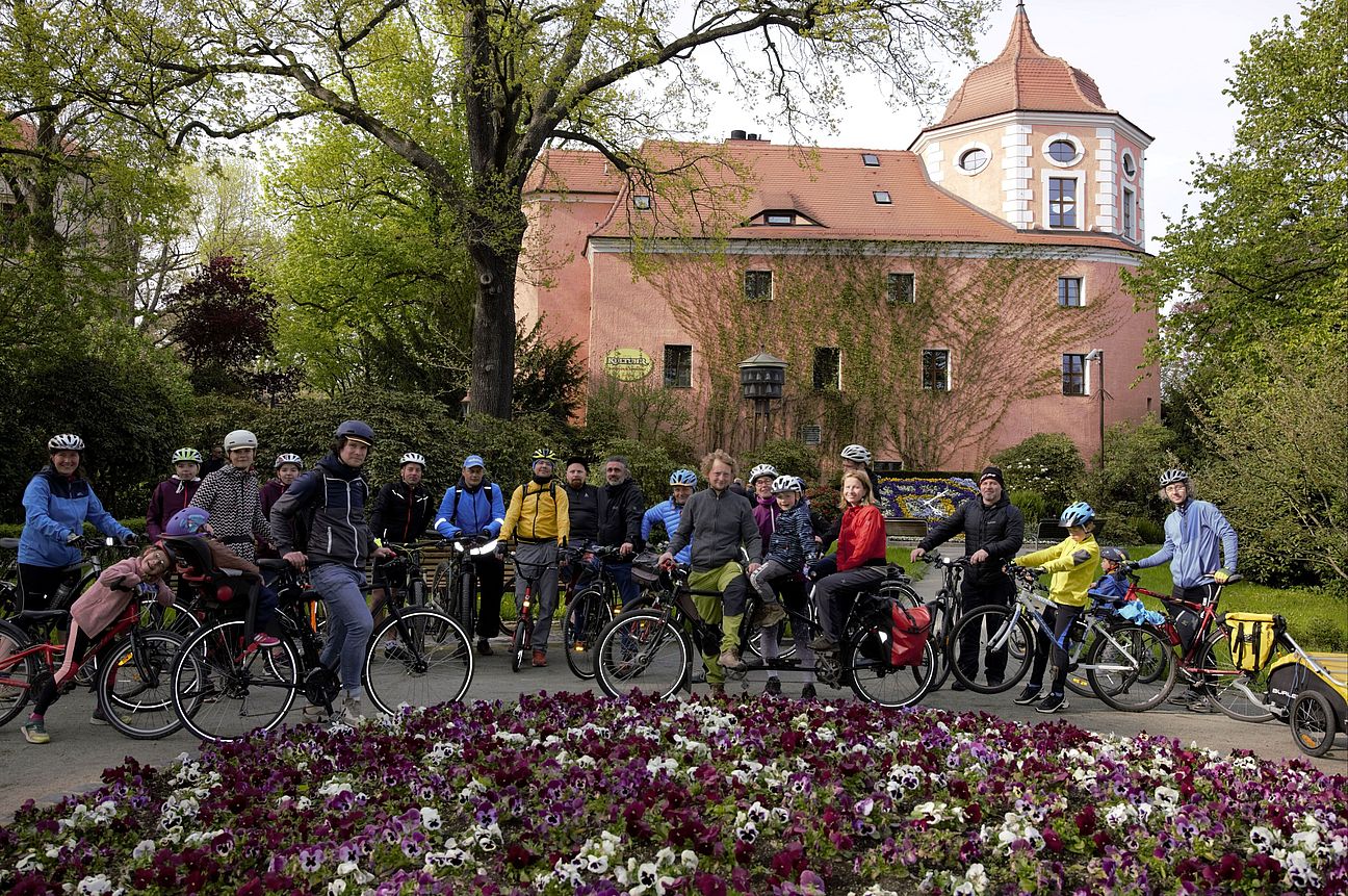 Radtour 8. Mai Gruppenfoto einiger Teilnehmenden an der Radtour auf ihren Fahrrädern in Zittau