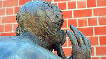 Bei Klick Weiterleitung auf Unterseite "Warum glauben Menschen an Verschwörungstheorien?".