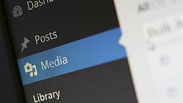 Bei Klick Weiterleitung auf Unterseite "Downloads".