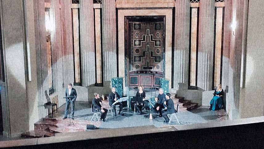 Öffnet sich bei Klick vergrößert