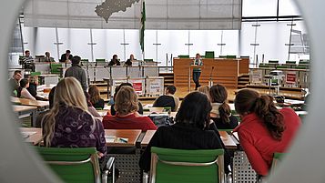 Planspiel Landtag Bei Klick Weiterleitung auf die Seite "Planspiel: Mittendrin im Landtag".