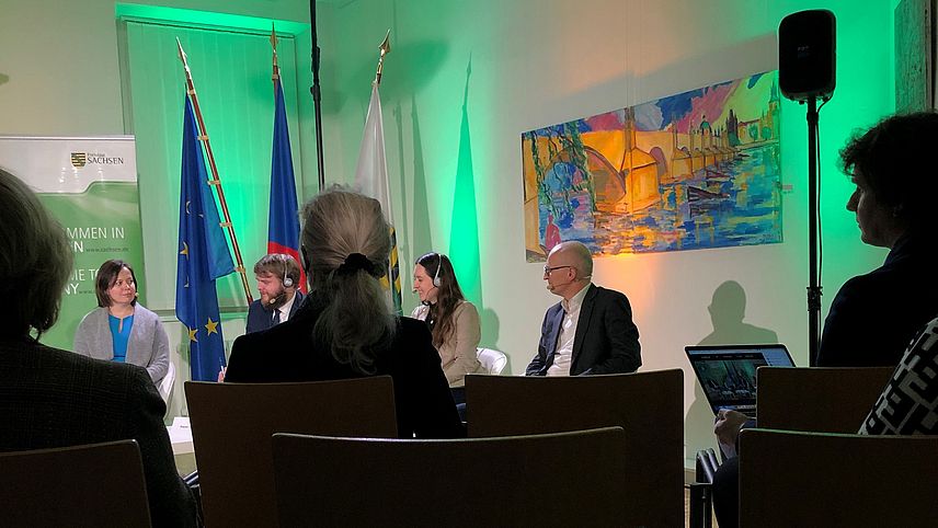 Öffnet sich bei Klick vergrößert