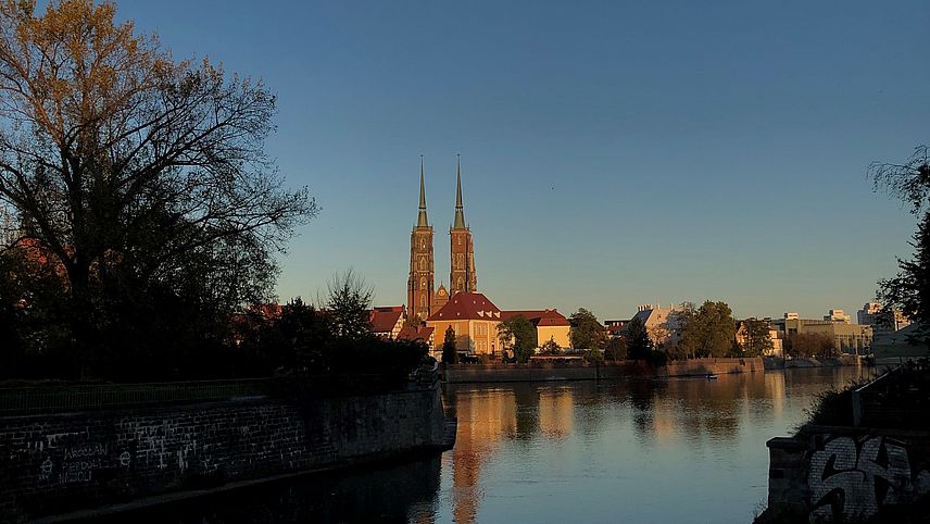 Öffnet sich bei Klick vergrößert