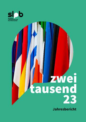 GPT Zu sehen ist ein Jahresbericht mit dem Titel "zweitausend 23". Im oberen linken Bereich befindet sich das Logo der "Sächsischen Landeszentrale für politische Bildung" (slpb). Das Bild zeigt eine Anordnung von verschiedenen Nationalflaggen, die in einem kreisförmigen Ausschnitt dargestellt sind. Der Hintergrund ist grün. Bei Klick Download des Berichts als PDF.