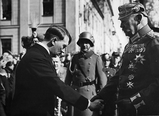 Bundesarchiv_Bild_183-S38324__Tag_von_Potsdam__Adolf_Hitler__Paul_v