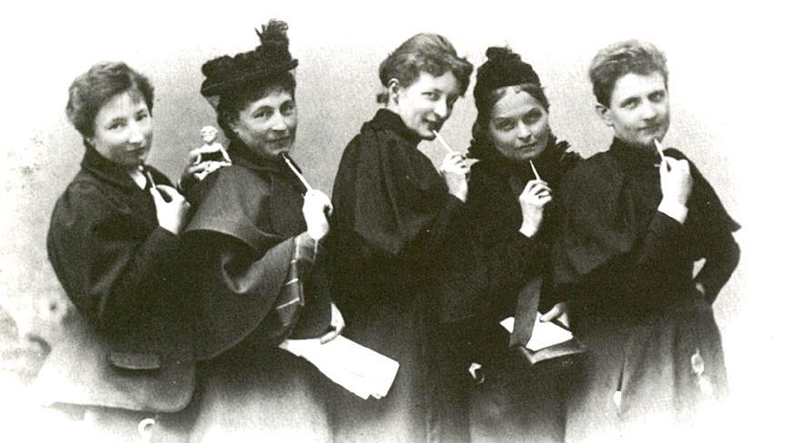 Fünf Mitglieder des "Vereins für Frauenstimmrecht", Foto: Atelier Elvira, Wikimedia, gemeinfrei Verlinkung zu Die Nationalversammlung 1919