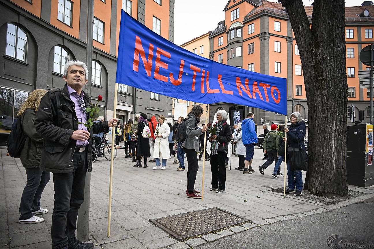 Schwedische Demonstrationen gegen den Beitritt Ein Schild ist zu sehen mit der Aufschrift "Nej till NATO".