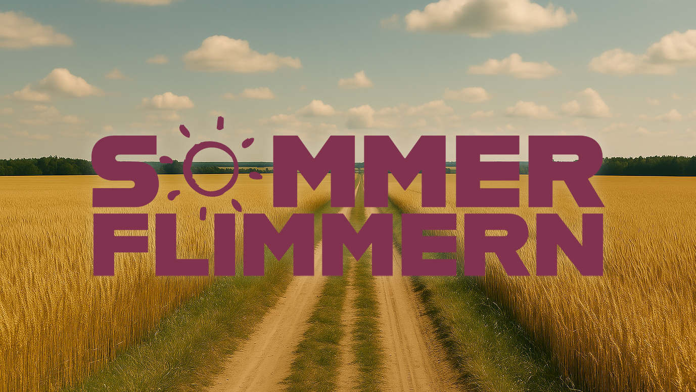 Getreidefeld mit einem Feldweg in der Mitte unter bewölktem Himmel, darüber der Schriftzug 'Sommerflimmern' mit einer Sonne als 'O'