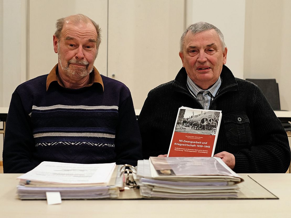 Foto der Autoren Dr. Klaus Dieter Müller (sitzend links) und Dietmar Wendler (sitzend rechts). Bei Klick gelangen Sie zu einem Blogbeitrag.