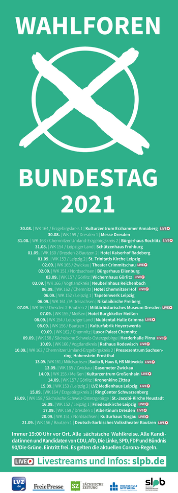 Ein Plakat, welches die Wahlforen zur Bundestagswahl 2021, welche die SLpB ausrichtet, bewirbt. In den Farben der SLpB ist oben ein Kreuz in einem Kreis zu sehen (ähnlich wie bei einem Wahlzettel), darunter verschiedene Daten in verschiedenen Orten Sachsens.