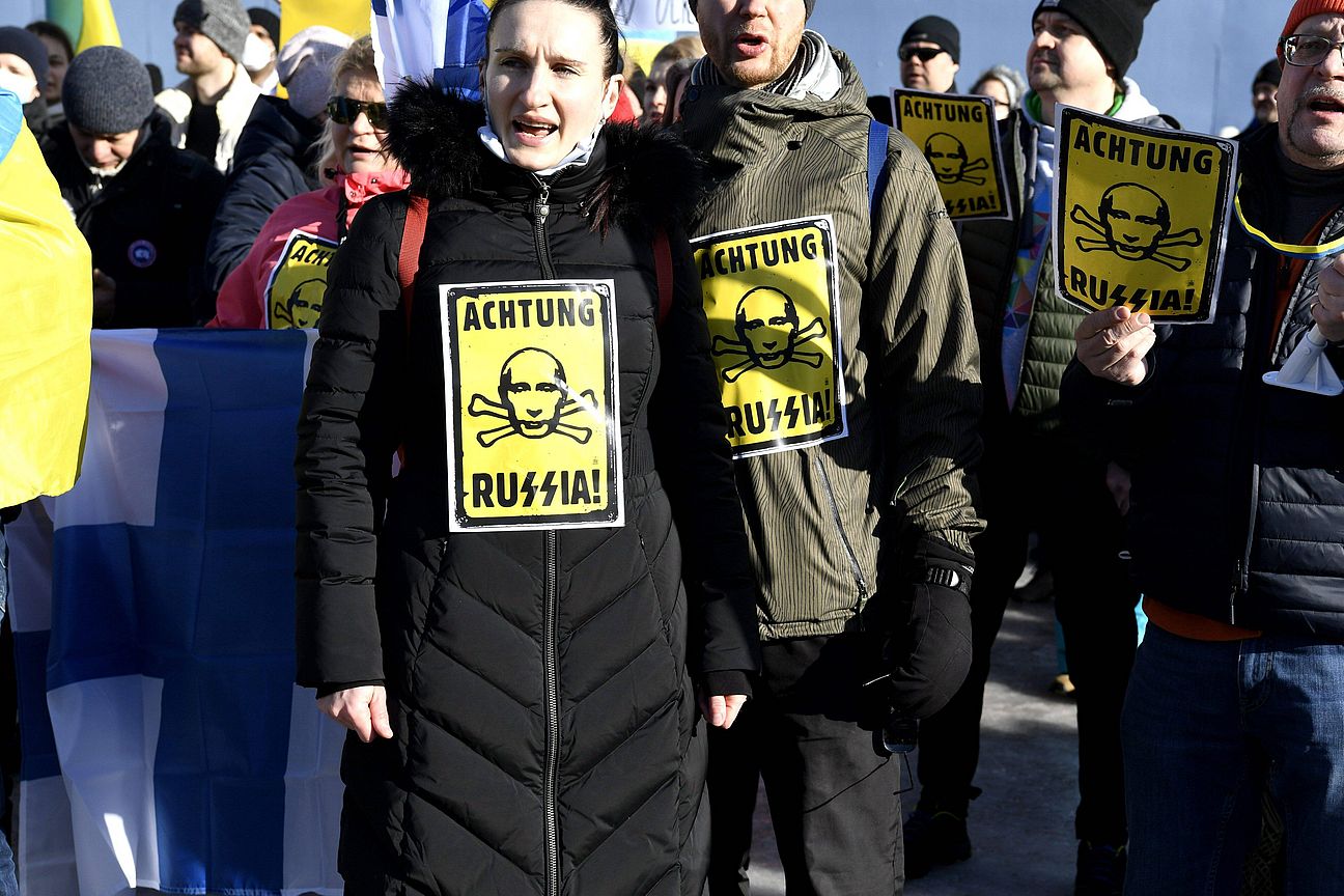 Pro-ukrainische Demonstration Demonstrierende mit Schildern mit der Aufschrift "Achtung RuSSia", wobei das Doppel-S als doppelte Sigrune geschrieben ist (in Anspielung auf die Waffen-SS der Nazis).