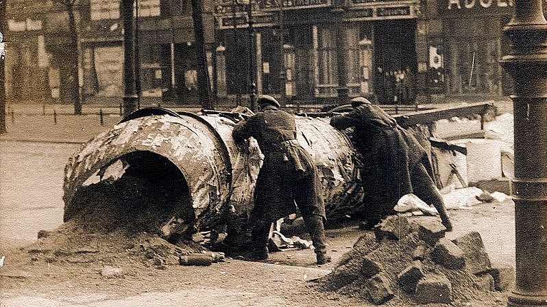 Spartakusaufstand Januar 1919, Barrikadenkämpfe, Berlin Große Frankfurter Straße Ecke Lebuser Straße Foto: Alfred Grohs, wikimedia commons Verlinkung zu Die Revolution 1918/ 1919
