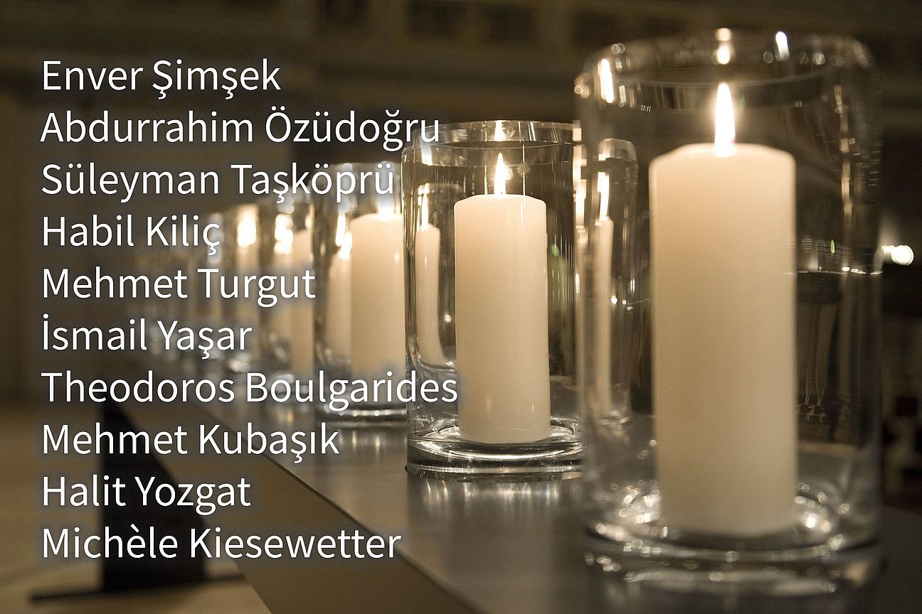Ein Bild mit Kerzen, beschriftet mit Namen der NSU-Opfer: Enver ?im?ek, Abdurrahim Özüdo?ru, Süleyman Ta?köprü, Habil K?l?ç, Mehmet Turgut, ?smail Ya?ar, Theodoros Boulgarides, Mehmet Kubasik, Halit Yozgat, Michèle Kiesewetter.