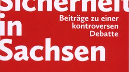 Cover Innere Sicherheit in Sachsen Buchcover mit dem Titel "Innere Sicherheit in Sachsen. Beiträge zu einer Kontroversen Debatte." Herausgegeben von Alexander Yendell, Gert Pickel, Karolin Dörner. Verlegt von der Sächsischen Landeszentrale für politische Bildung.
