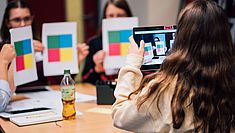 Symbolbild Schule Bei Klick Weiterleitung auf Unterseite "Angebote zur politischen Medienbildung".