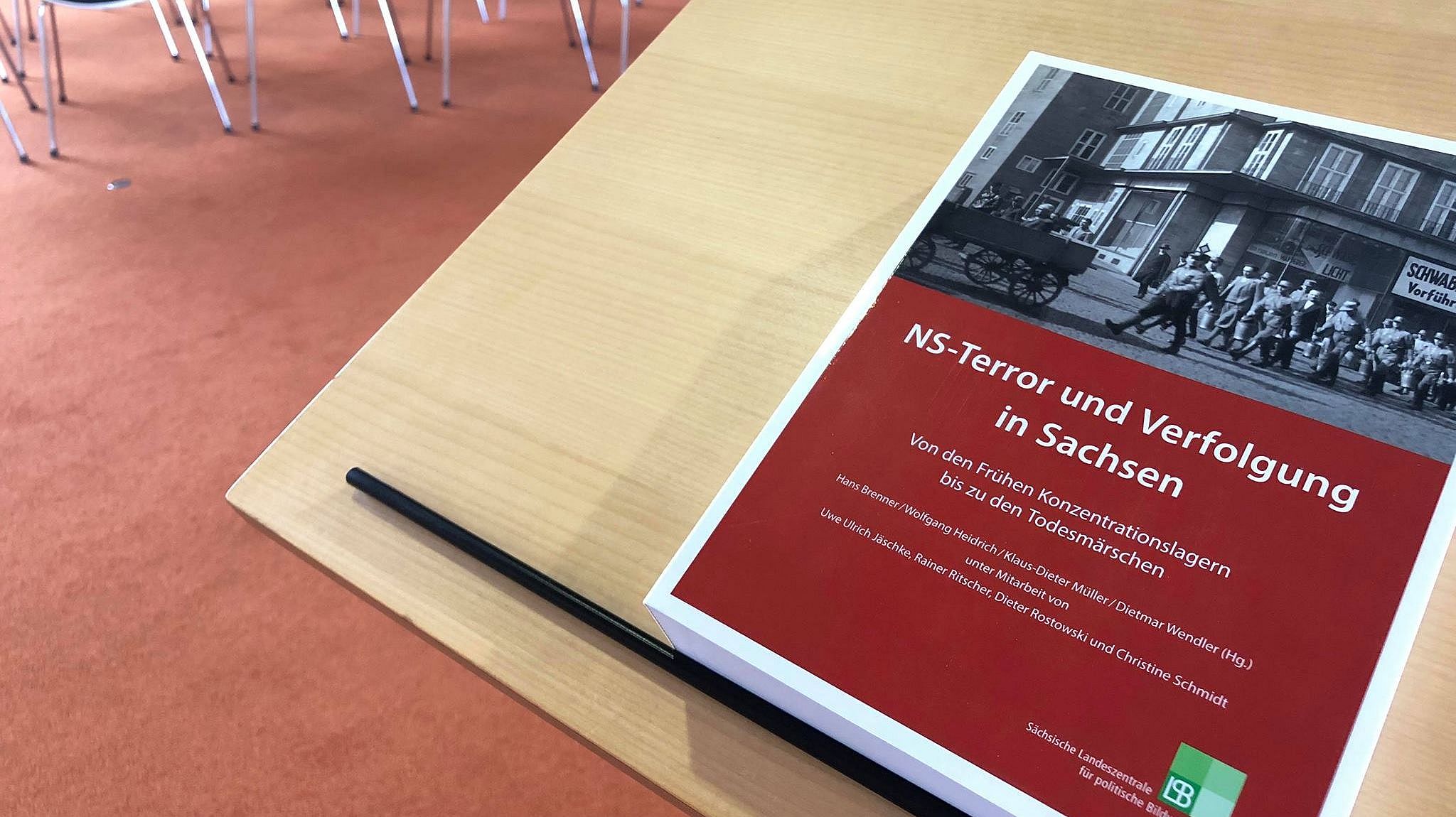 Buch auf Pult Verlinkung zu Studie: NS-Terror und Verfolgung in Sachsen