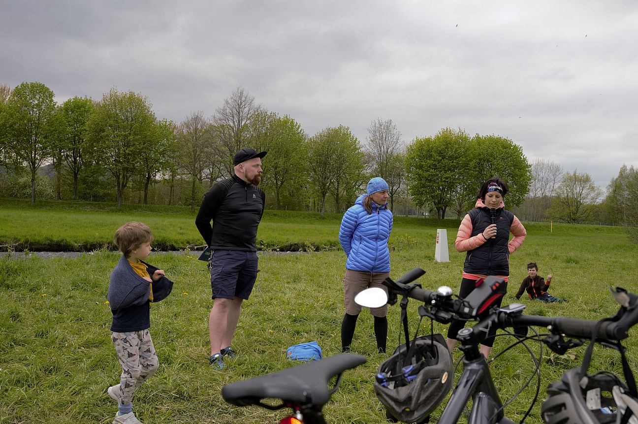 Radtour 8. Mai Felix Pankonin, Michaela Pavlátová und einer der Dolmetscher während eines Stopps der Radtour.